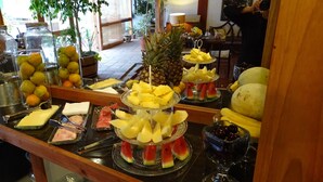 A buffet with various fruits and cheeses. - Primera Hacienda Hotel Boutique (La Serena)