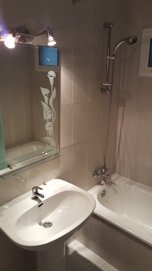 Apartment, 2 Bedrooms | Bathroom | Combined shower/bathtub