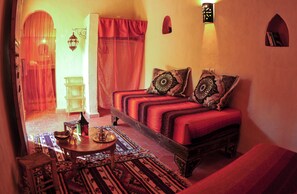 Classic Triple Room (Alili) | Living area