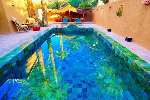 Piscine extérieure, chaises longues