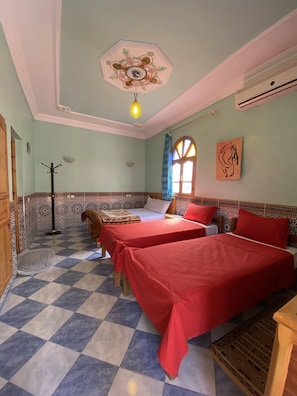 家庭四人房 | 高档床上用品、特色装修、办公桌、笔记本电脑工作区