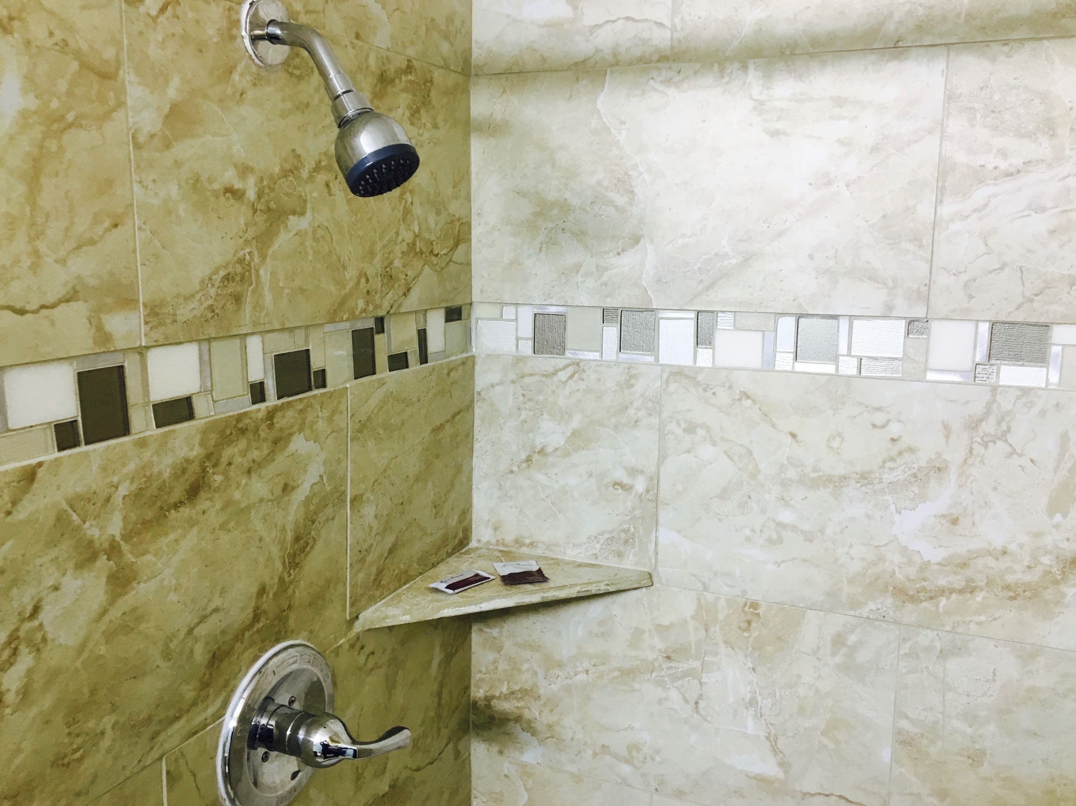 Soffione a pioggia, asciugamani, sapone, shampoo