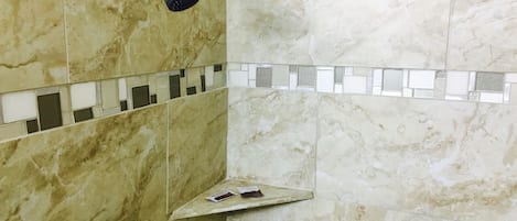 Douche cascade, serviettes fournies, savon, shampooing