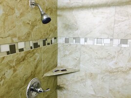 Cabezal de ducha tipo lluvia, toallas, jabón, shampoo