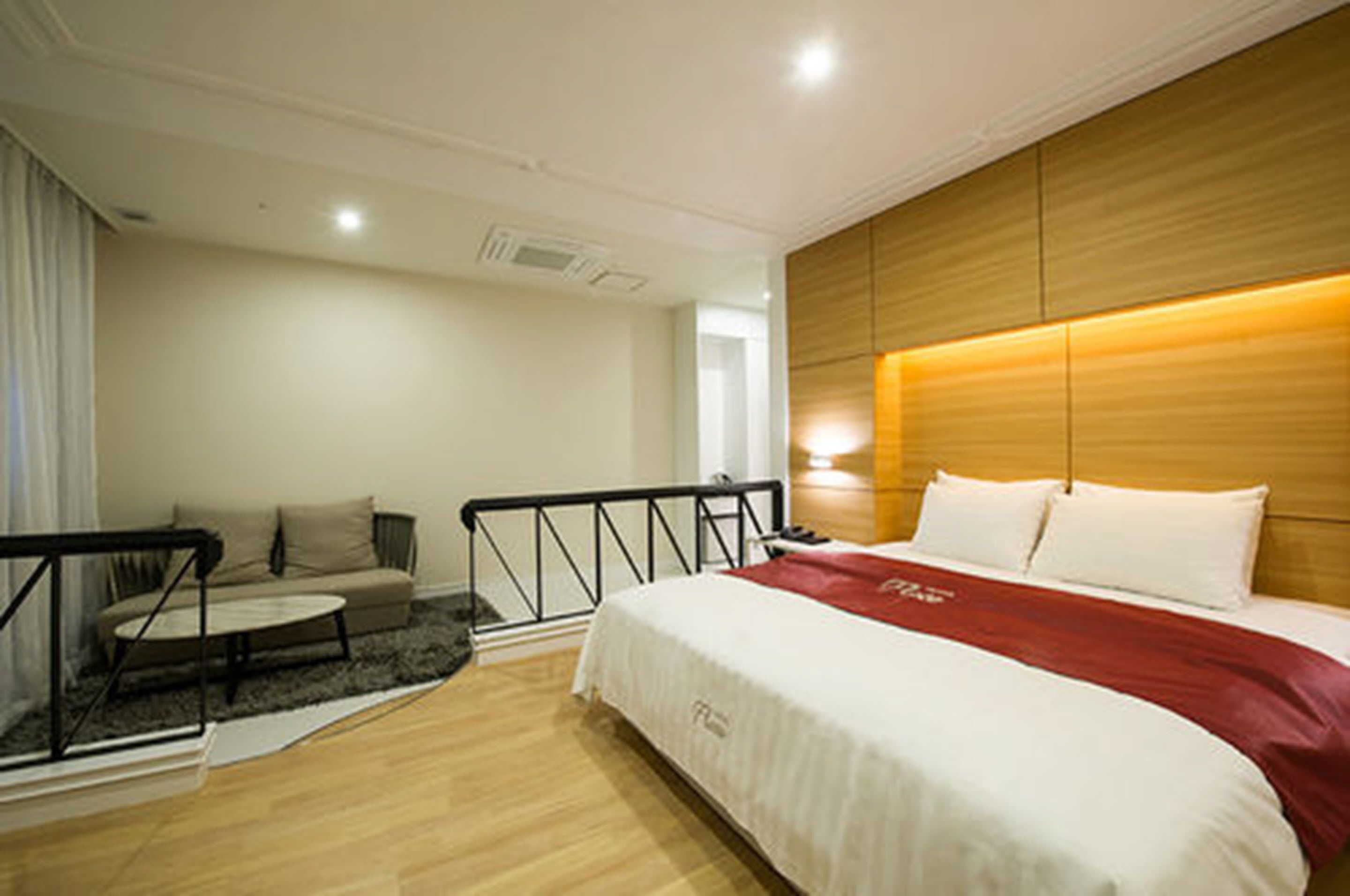 Suite | Premium bedding, free WiFi