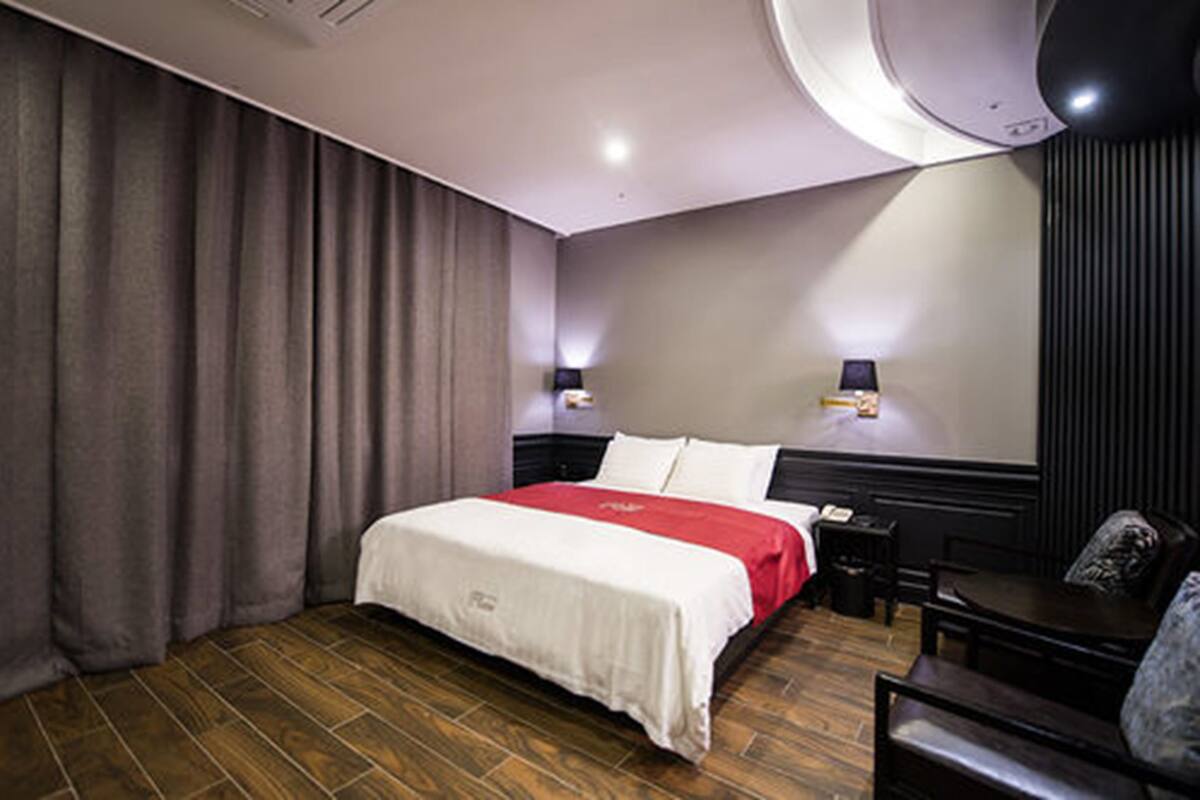 Premier Oda | Kaliteli yatak takımı, ücretsiz kablosuz İnternet