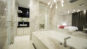 Suite | Kamar mandi | Bathtub dan shower terpisah dan bathtub besar