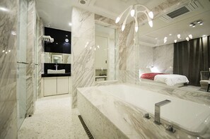 스위트 | 욕실 | 별도의 욕조 및 샤워 시설, 전신 욕조, 무료 세면용품, 헤어드라이어