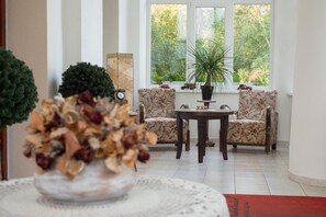 Se sirven comidas, cenas y cocina internacional