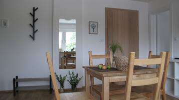 Suite, coin cuisine, vue montagne | Salle de séjour | Télévision à écran plat