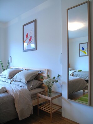 Habitación triple Confort, 1 habitación, vista a la montaña | Edredón, decoración personalizada, cortinas blackout y wifi gratis 