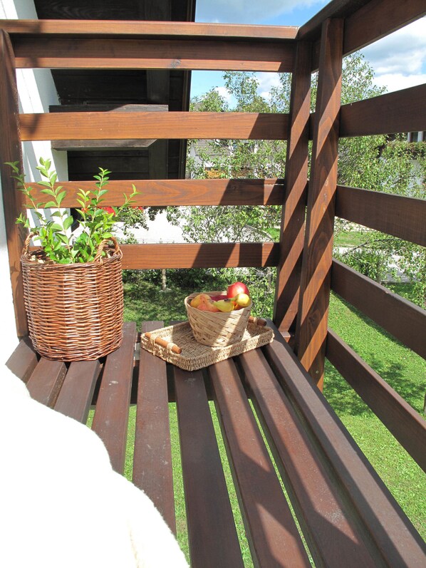 Suite, cocineta, vista a la montaña | Balcón