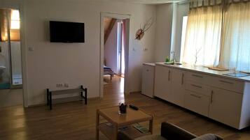 Suite, Kochnische, Bergblick | Wohnzimmer | Flachbildfernseher