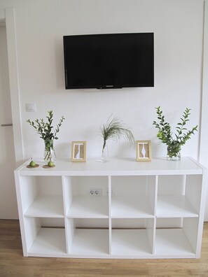 Suite, Kitchenette, Mountain View | Living room | Flat-screen TV - Guesthouse Bor (Plitvicka Jezera)