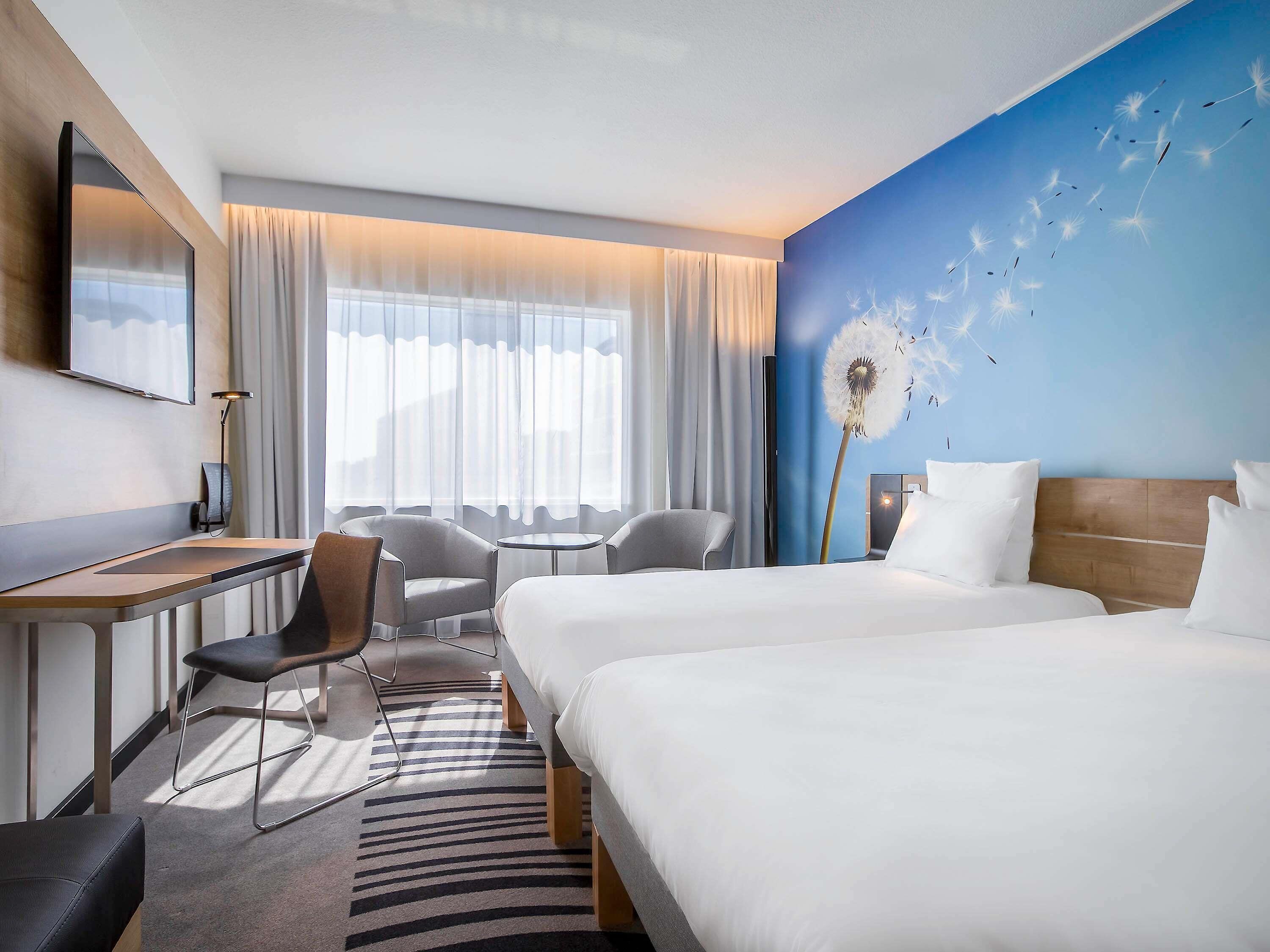 高级双床房, 2 张单人床 (Comfortable) | 防过敏的被褥、迷你吧、客房内保险箱、办公桌