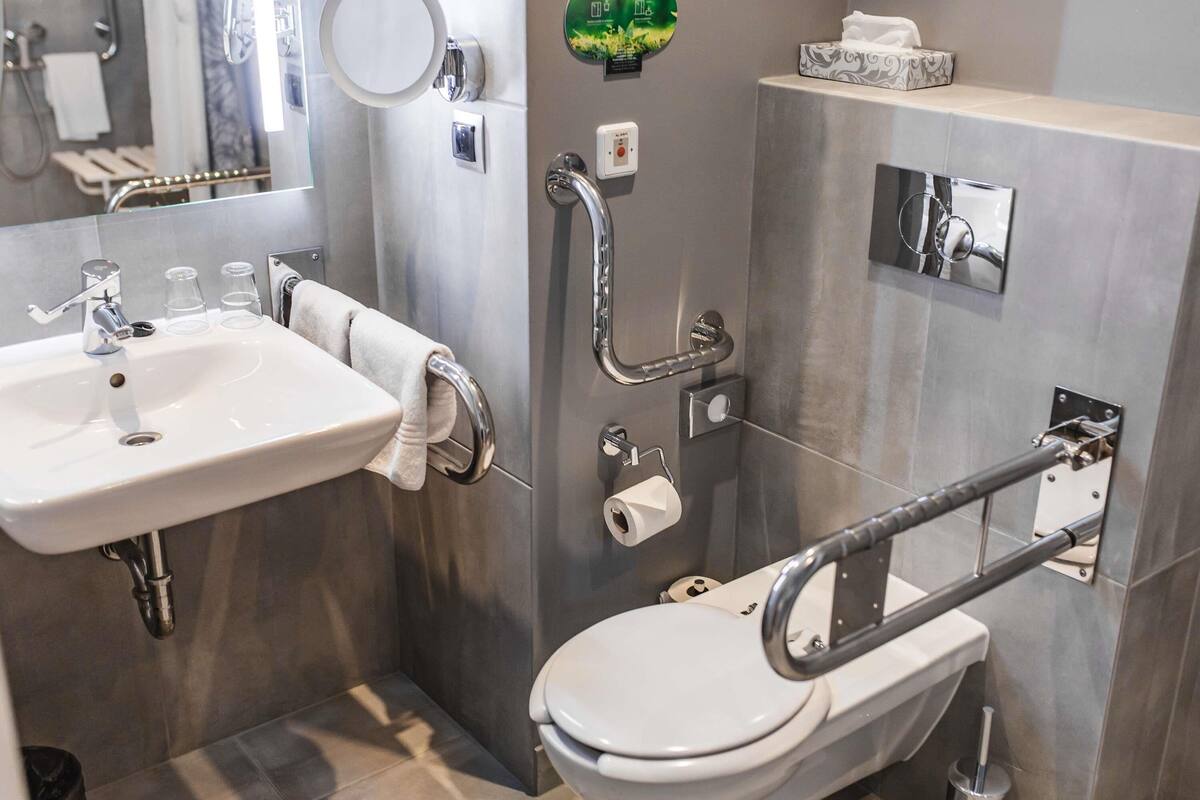 superior room, 1 double bed, accessible | hypo-allergenic bedding, minibar, in-room safe, desk