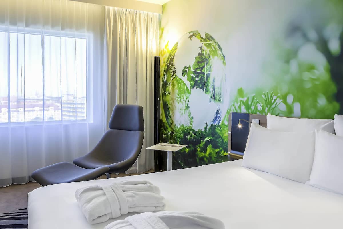 Hypo-allergenic bedding, minibar, in-room safe, desk