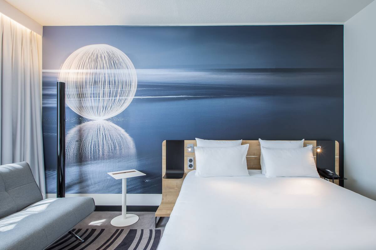 hypo-allergenic bedding, minibar, in-room safe, desk