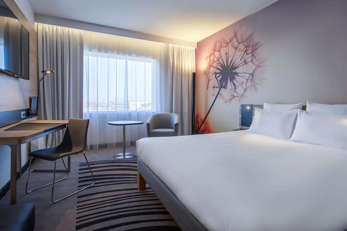 Superior kamer, 1 tweepersoonsbed (Comfortable) | Hypoallergeen beddengoed, een minibar, een kluis op de kamer, een bureau