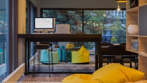 Un espacio de trabajo moderno con escritorio, computadora y sillones de pie.