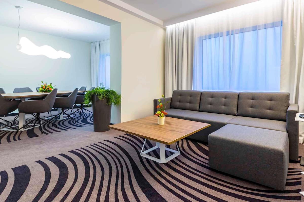 Executive-Suite, 1 Queen-Bett und Schlafsofa | Allergikerbettwaren, Minibar, Zimmersafe, Schreibtisch