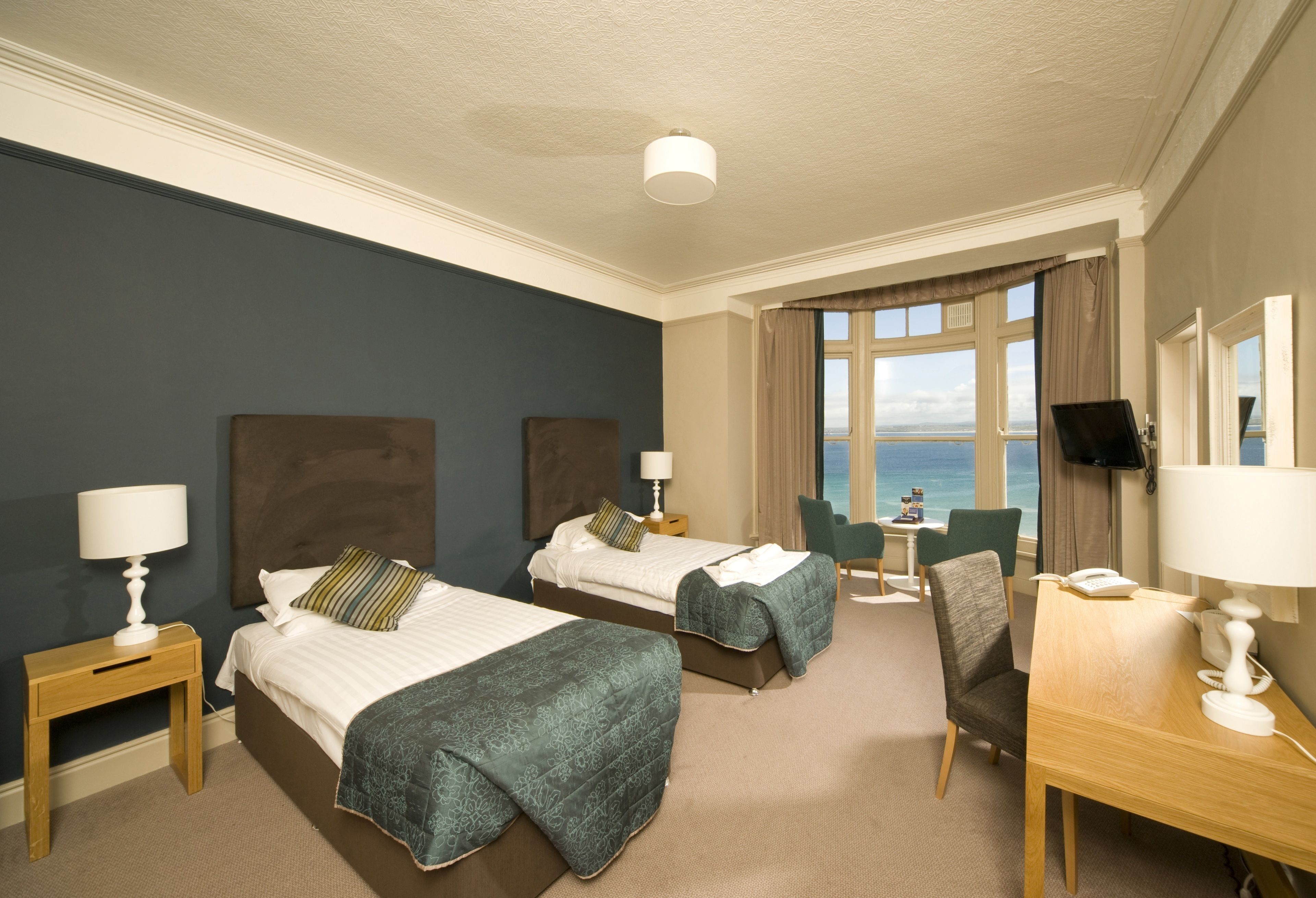 Hypoallergeen beddengoed, een bureau, een strijkplank/strijkijzer