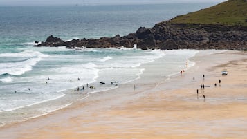 Una playa cerca, arena blanca