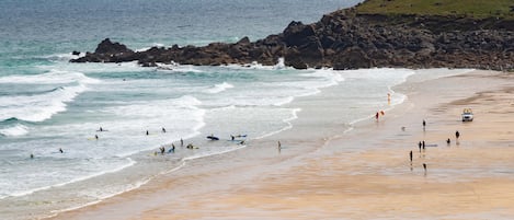 Una spiaggia nelle vicinanze, sabbia bianca