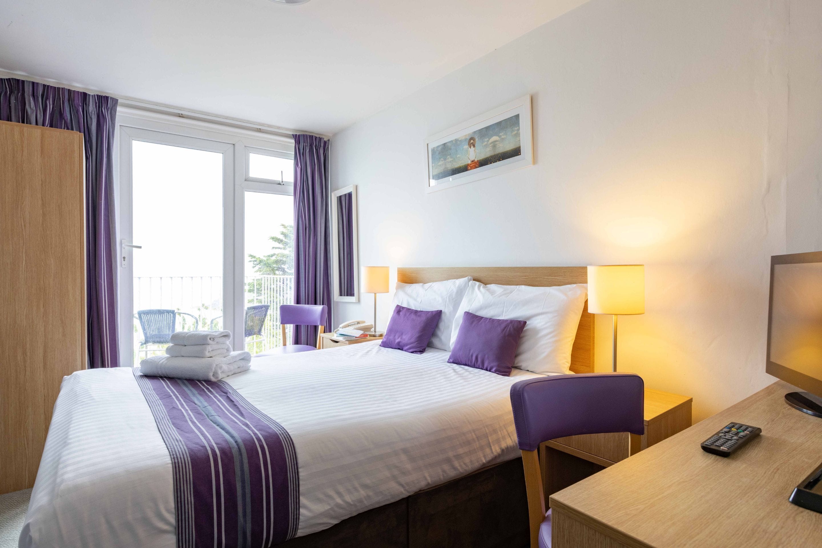 Tweepersoonskamer, uitzicht op zee | Hypoallergeen beddengoed, een bureau, een strijkplank/strijkijzer