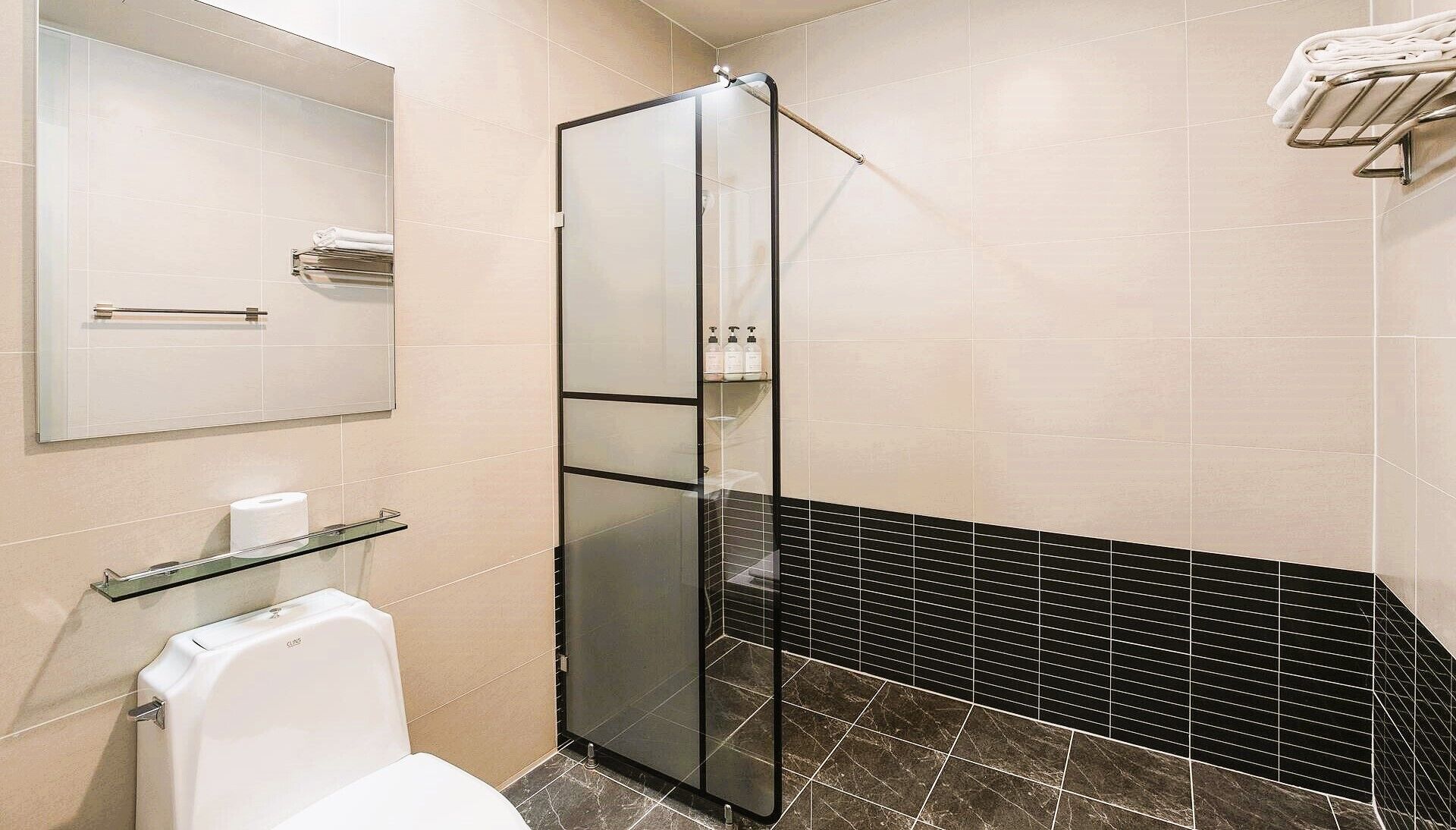 deluxe double room | bathroom | combined shower/bathtub, free toiletries, hair dryer, slippers