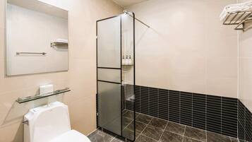 Quarto casal luxo | Banheiro | Chuveiro/banheira combinados, produtos de toalete grátis