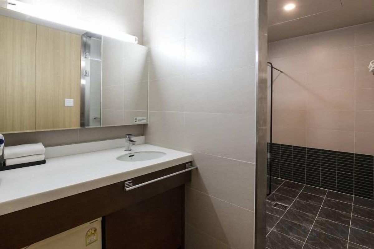 Bathroom | Combined shower/tub, free toiletries, hair dryer, slippers