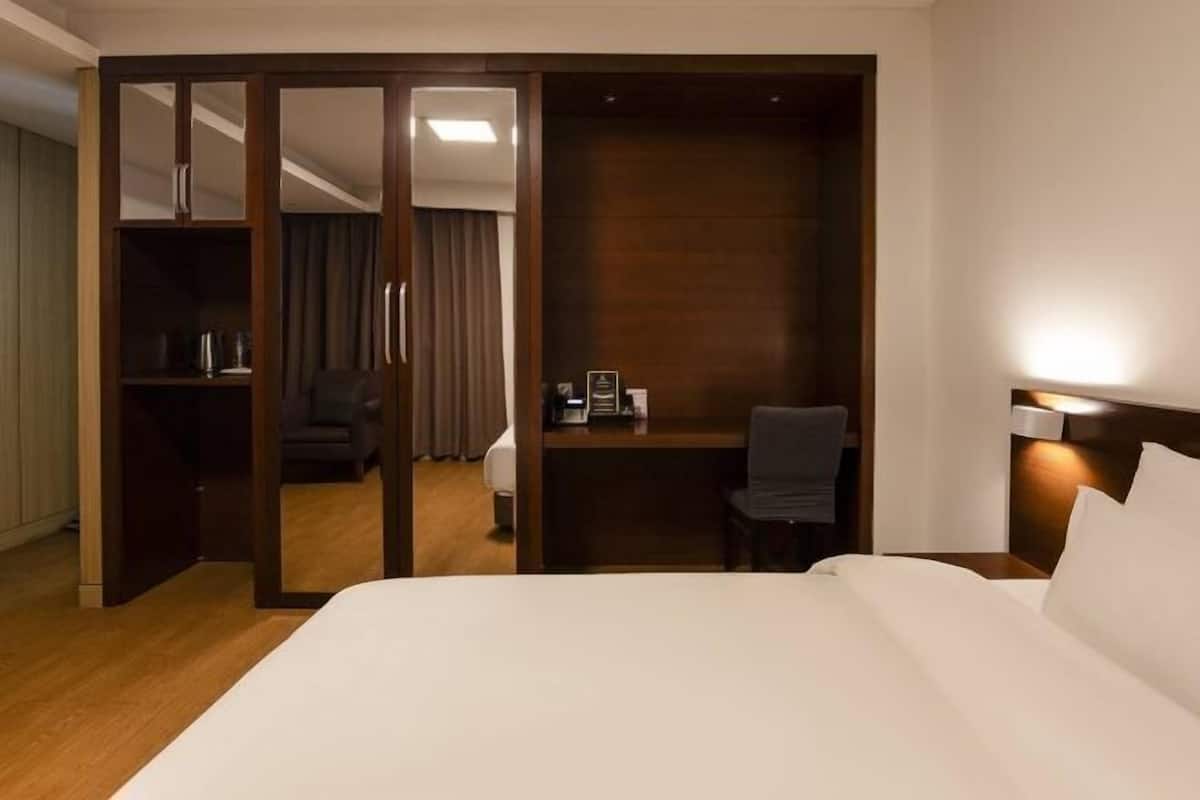Cortinas blackout y tabla de planchar con plancha
