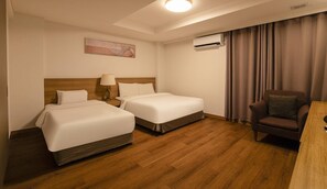 Blackout drapes, iron/ironing board, free wired internet, bed sheets - Korea Tourist Hotel (Suwon)