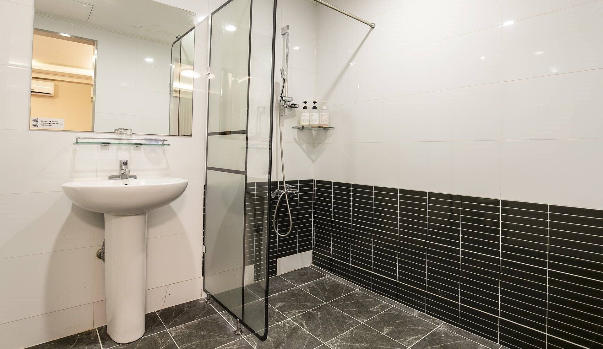 traditional room (ondol) | bathroom | combined shower/bathtub, free toiletries, hair dryer, slippers