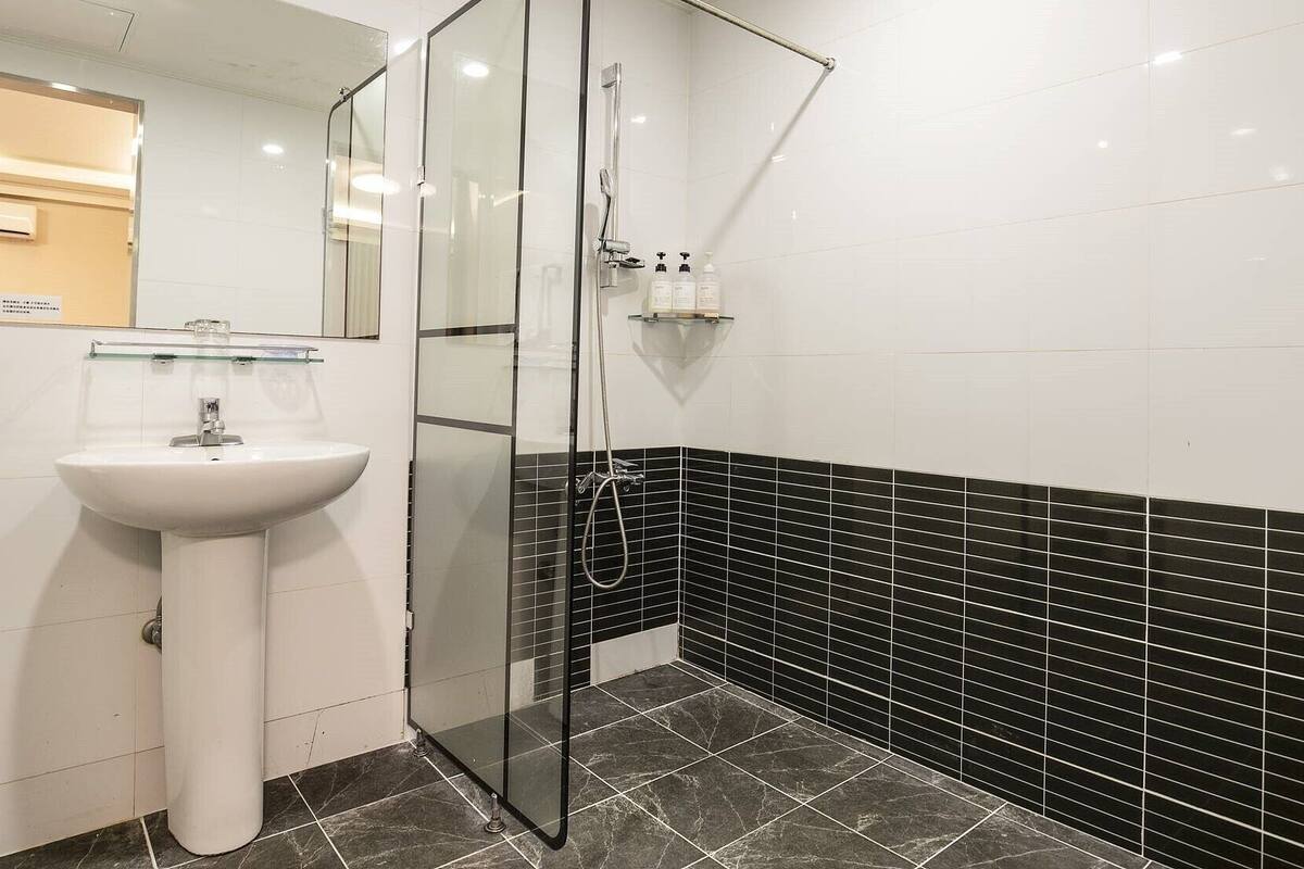 traditional room (ondol) | bathroom | combined shower/bathtub, free toiletries, hair dryer, slippers