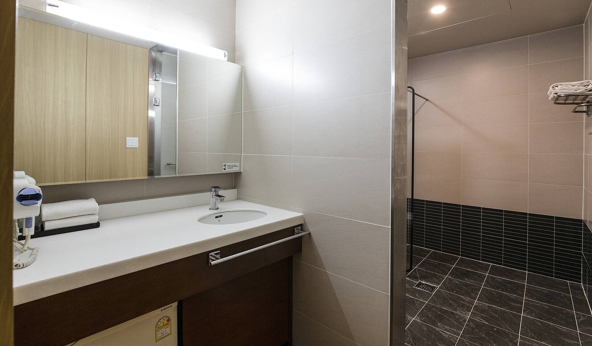 deluxe twin room | bathroom | combined shower/bathtub, free toiletries, hair dryer, slippers