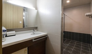 Deluxe Twin Room | Bathroom | Combined shower/tub, free toiletries, hair dryer, slippers - Korea Tourist Hotel (Suwon)