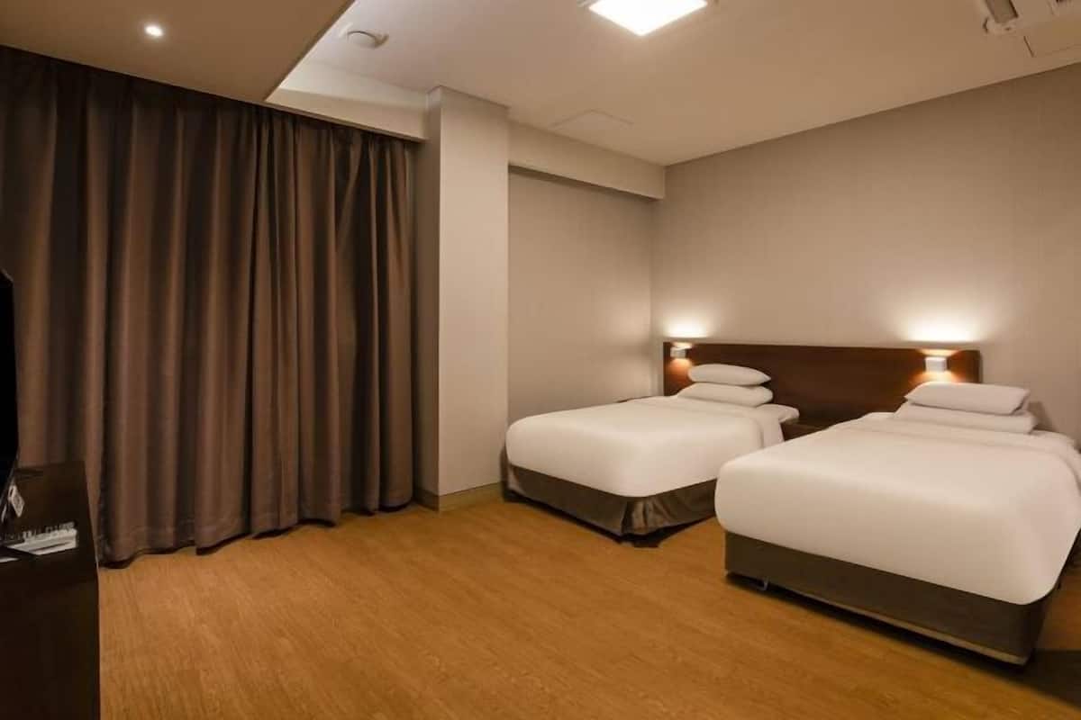 Cortinas blackout y tabla de planchar con plancha