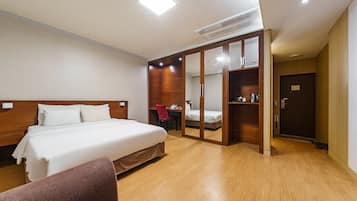 Chambre Deluxe double | Rideaux dâobscurcissement, fer et planche Ă repasser