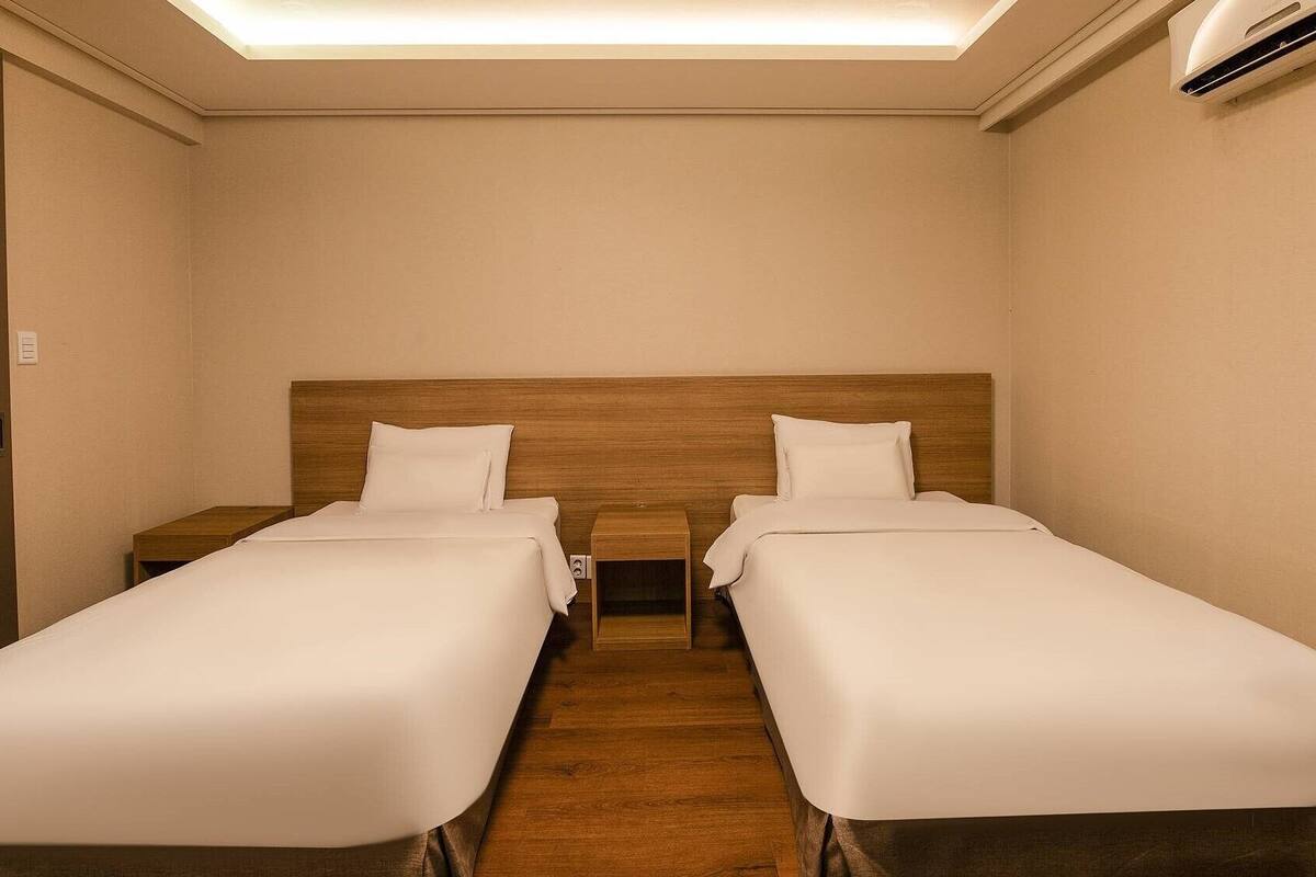 Business Twin Room | 遮光窗簾/窗簾、熨斗/熨衫板、床單