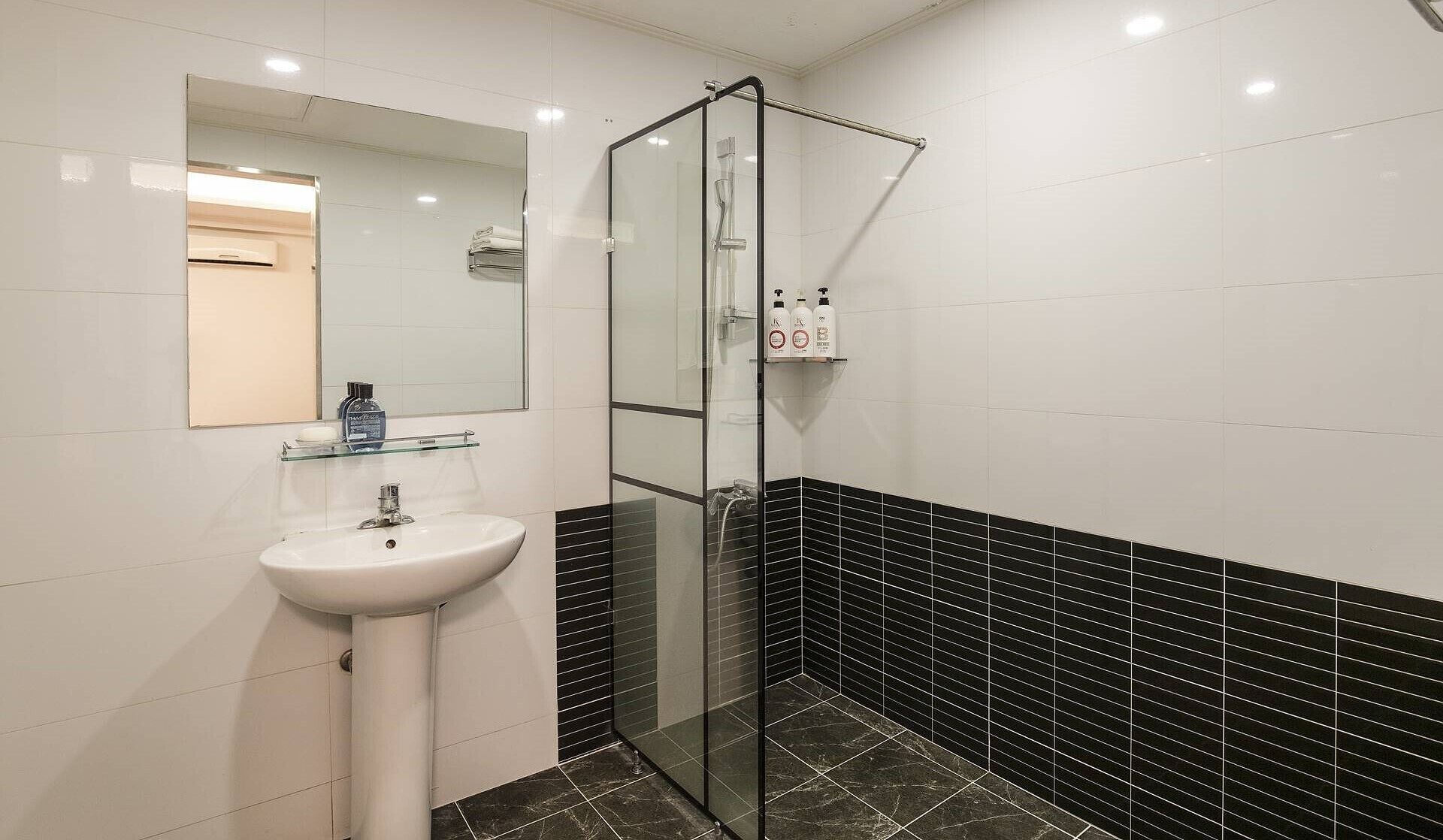 deluxe double room | bathroom | combined shower/bathtub, free toiletries, hair dryer, slippers