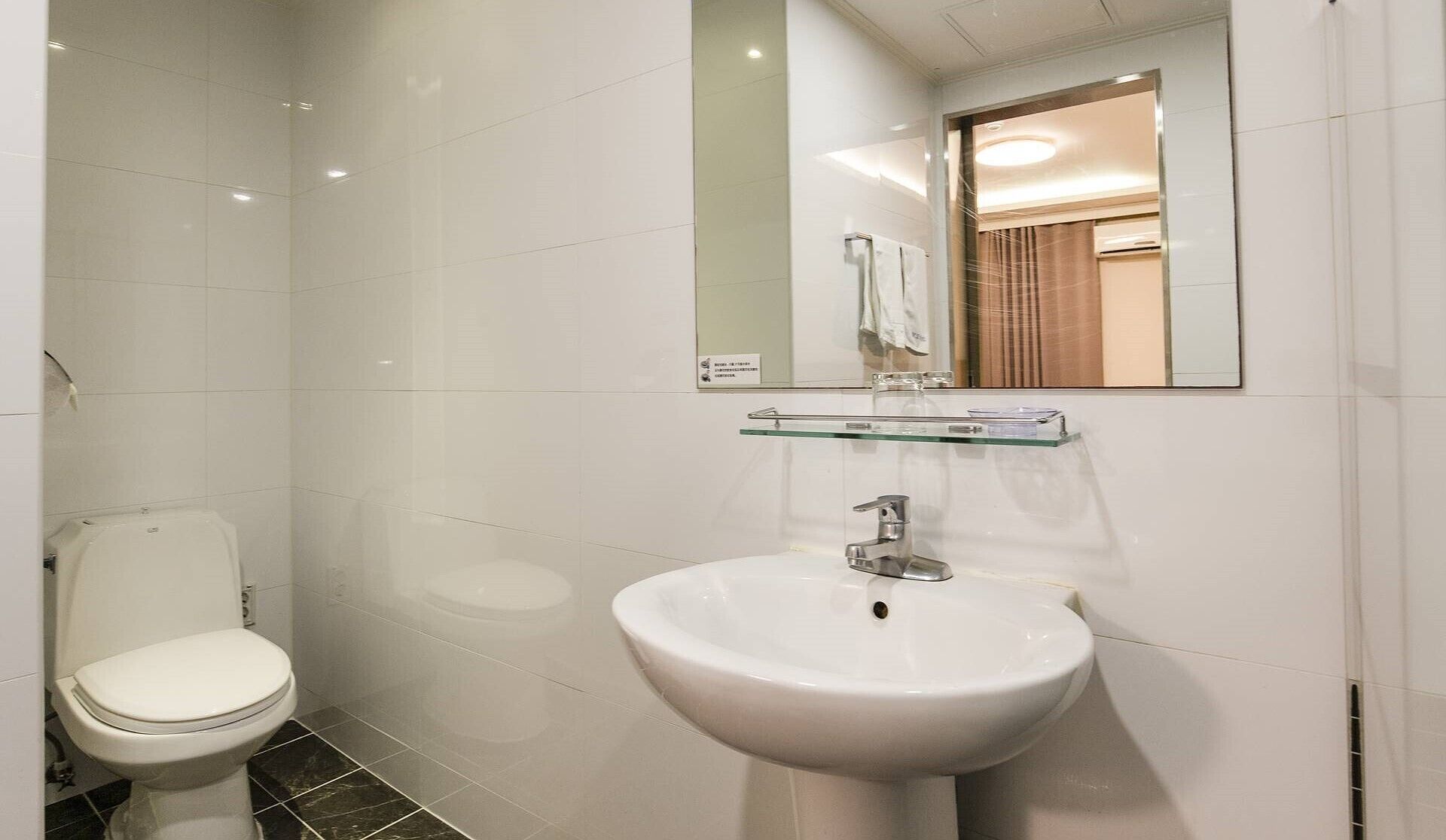 family room | bathroom | combined shower/bathtub, free toiletries, hair dryer, slippers