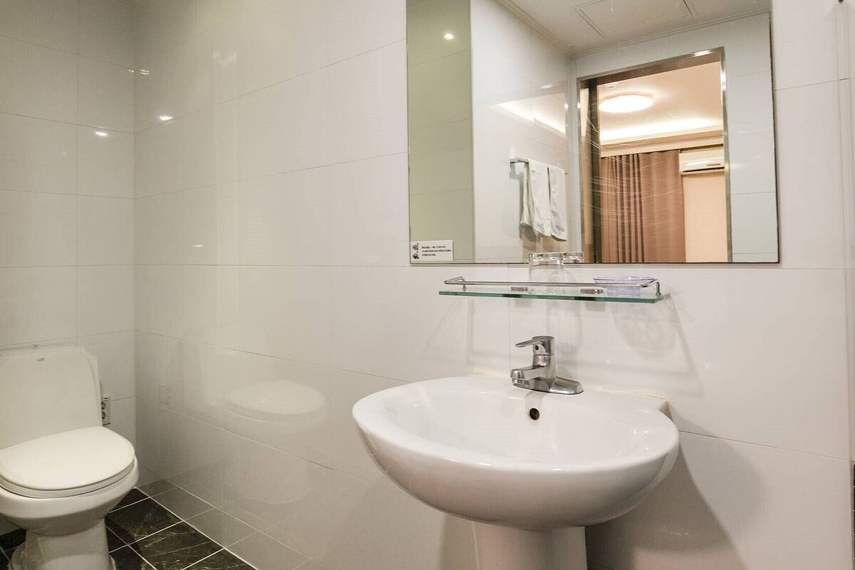 family room | bathroom | combined shower/bathtub, free toiletries, hair dryer, slippers
