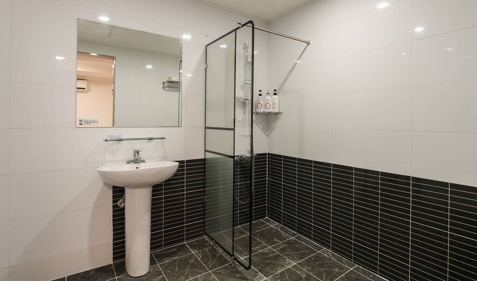 family room | bathroom | combined shower/bathtub, free toiletries, hair dryer, slippers