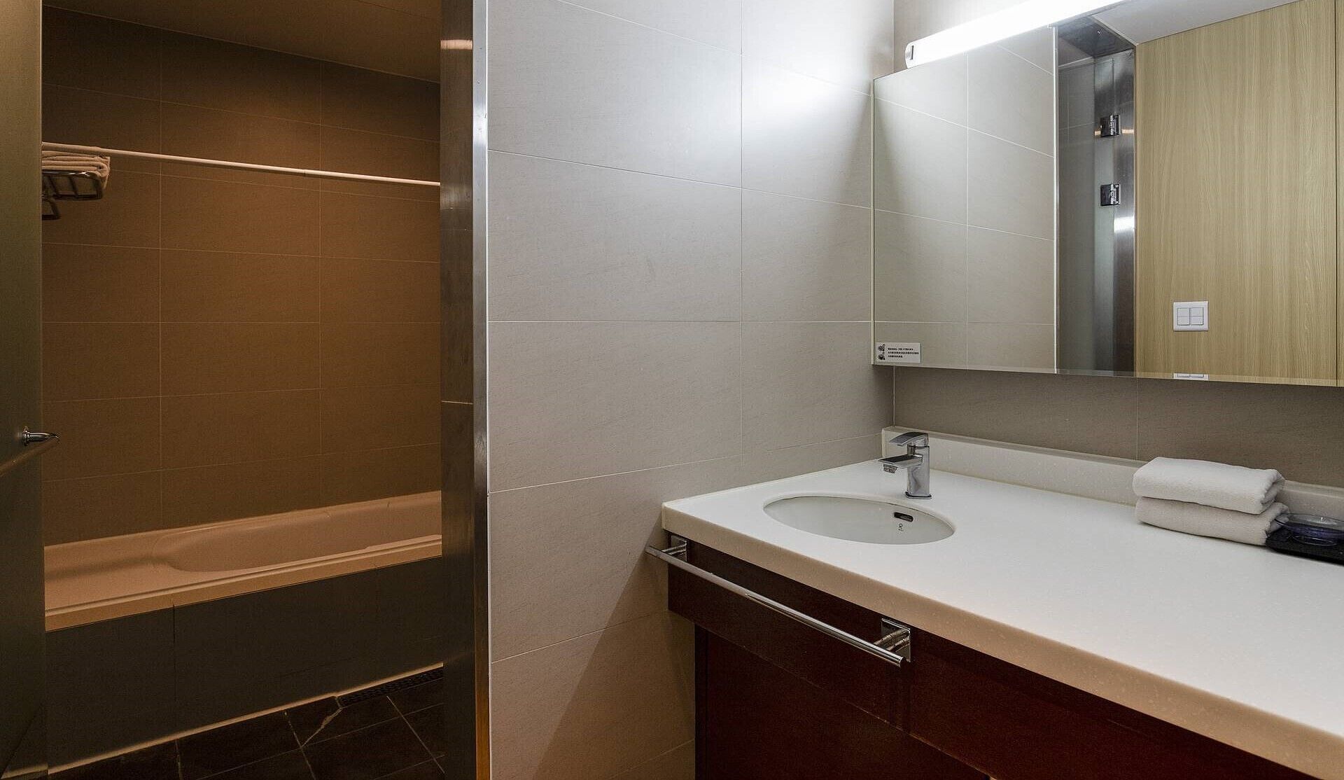 business twin room | bathroom | combined shower/bathtub, free toiletries, hair dryer, slippers