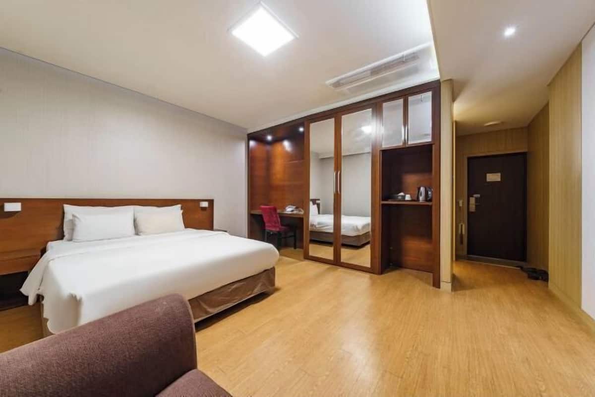 Cortinas blackout y tabla de planchar con plancha
