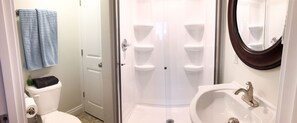 Deluxe Suite, 1 Queen Bed Private Ensuite Bath | Bathroom