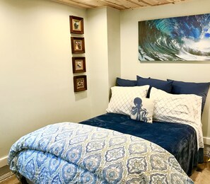 Habitación Confort, 1 cama matrimonial (Shared Bath) | Sábanas de algodón egipcio, ropa de cama de alta calidad y edredón