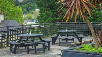 Breakfast, lunch and dinner served